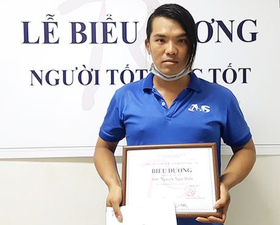 Nam nhân viên vệ sinh trả tiền nhặt được và từ chối tiền khen thưởng - 1 Nam nhân viên vệ sinh trả tiền nhặt được và từ chối tiền khen thưởng - 1