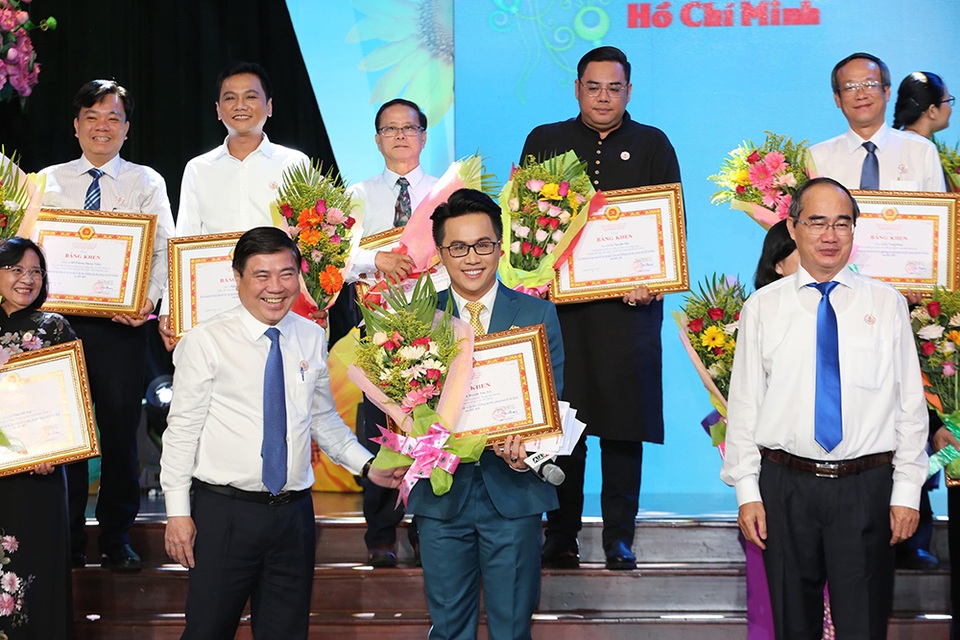 BTV Tấn Tài, ca sĩ Chí Thiện nhận bằng khen Học tập và làm theo đạo đức Hồ Chí Minh - 2 BTV Tấn Tài, ca sĩ Chí Thiện nhận bằng khen Học tập và làm theo đạo đức Hồ Chí Minh - 2