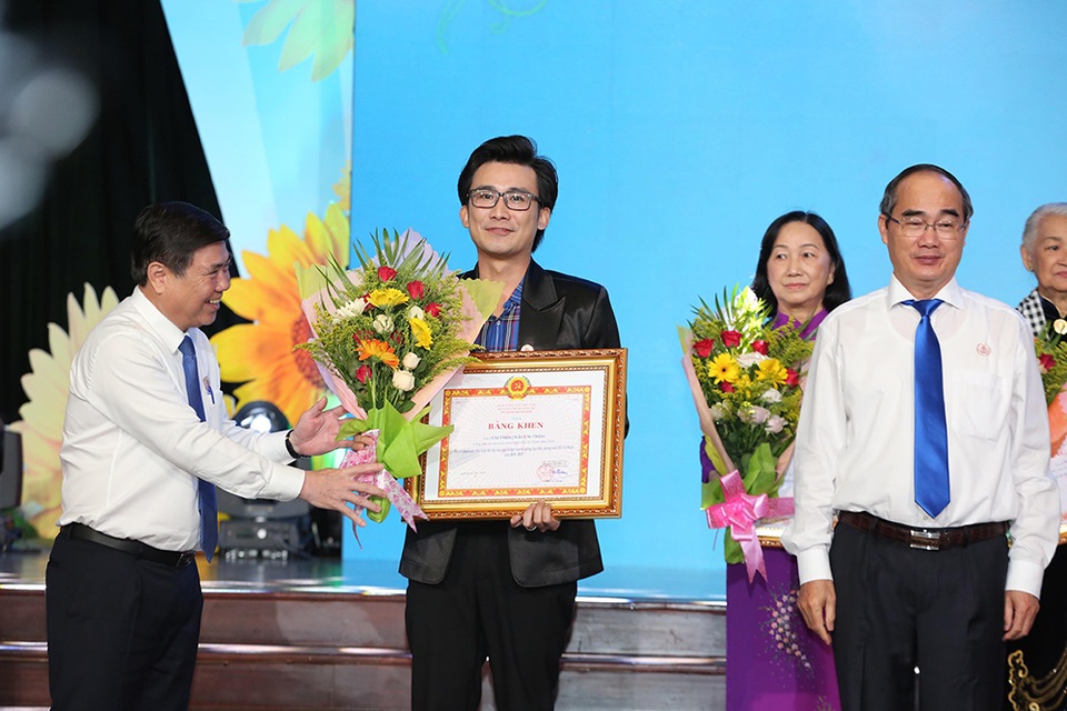 BTV Tấn Tài, ca sĩ Chí Thiện nhận bằng khen Học tập và làm theo đạo đức Hồ Chí Minh - 3 BTV Tấn Tài, ca sĩ Chí Thiện nhận bằng khen Học tập và làm theo đạo đức Hồ Chí Minh - 3
