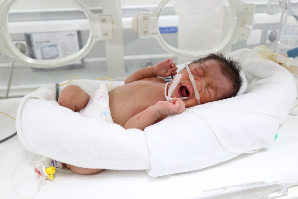 Cứu sống bé sơ sinh bị bỏ rơi bên đường tím tái, không phản xạ - 1 Cứu sống bé sơ sinh bị bỏ rơi bên đường tím tái, không phản xạ - 1