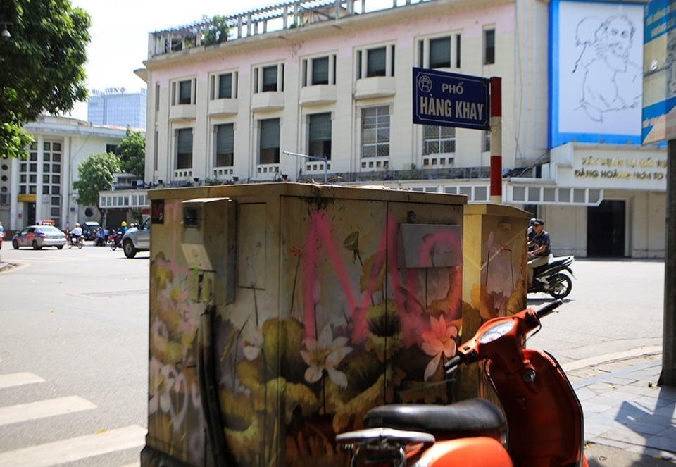 Hà Nội: Hàng loạt bốt điện quanh hồ Gươm bị bôi bẩn - 1 Hà Nội: Hàng loạt bốt điện quanh hồ Gươm bị bôi bẩn - 1