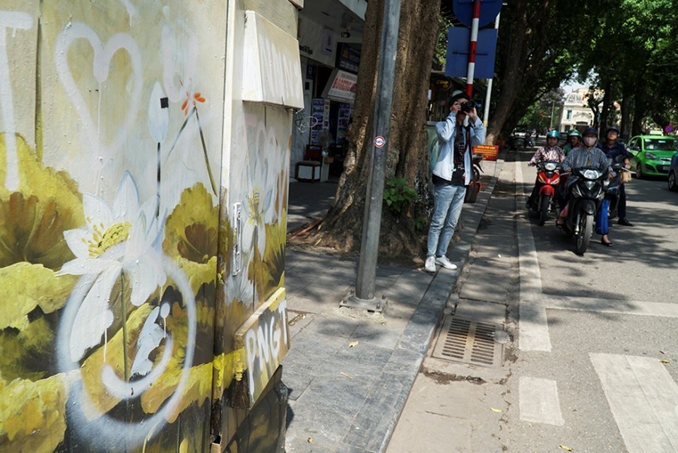Hà Nội: Hàng loạt bốt điện quanh hồ Gươm bị bôi bẩn - 2 Hà Nội: Hàng loạt bốt điện quanh hồ Gươm bị bôi bẩn - 2