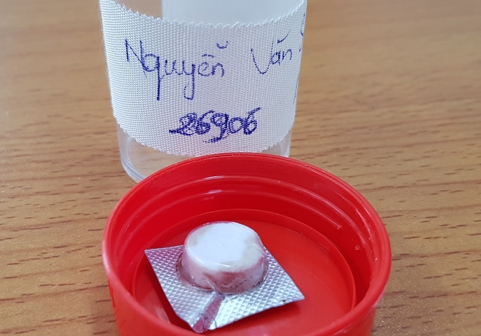 Nam bệnh nhân thủng ruột vì uống thuốc còn nguyên vỉ - 2 Nam bệnh nhân thủng ruột vì uống thuốc còn nguyên vỉ - 2