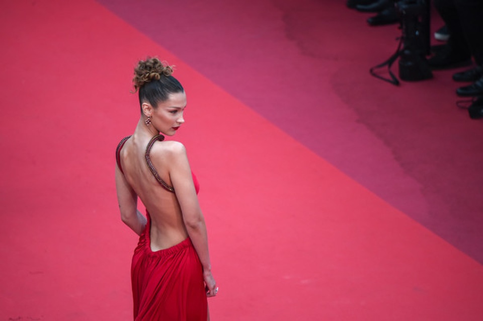 Bella Hadid khoe lưng nuột nà với váy đỏ - 3 Bella Hadid khoe lưng nuột nà với váy đỏ - 3