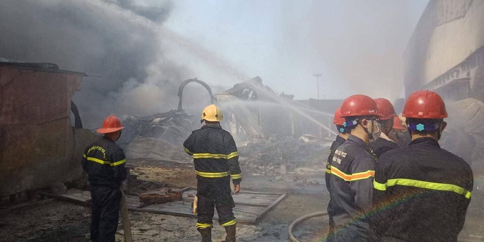 Cháy lớn kho hàng nằm gần cây xăng ở Hải Phòng - 10 Cháy lớn kho hàng nằm gần cây xăng ở Hải Phòng - 10