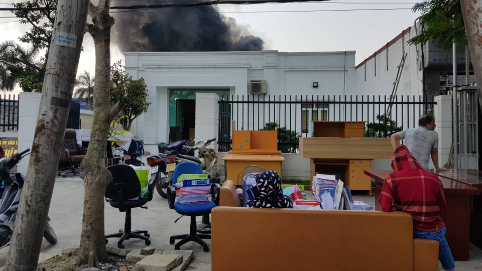 Cháy lớn kho hàng nằm gần cây xăng ở Hải Phòng - 13 Cháy lớn kho hàng nằm gần cây xăng ở Hải Phòng - 13