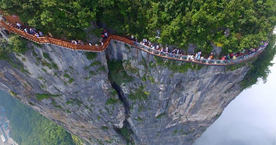 Ngồi cáp treo dài 7,5km, leo tiếp 999 bậc thang mới tới cổng trời - 6 Ngồi cáp treo dài 7,5km, leo tiếp 999 bậc thang mới tới cổng trời - 6