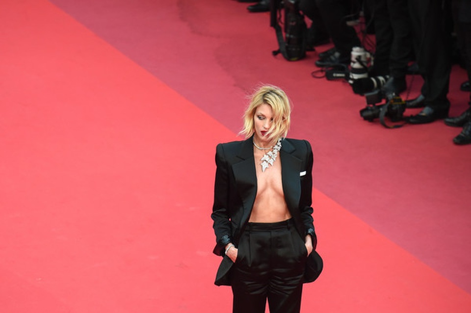 Siêu mẫu Anja Rubik diện áo hở táo bạo trên thảm đỏ LHP Cannes - 4 Siêu mẫu Anja Rubik diện áo hở táo bạo trên thảm đỏ LHP Cannes - 4