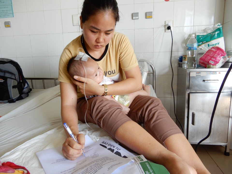 Bạn đọc Dân trí giúp gần 40 triệu đồng đến cháu bé 3 tháng tuổi mắc bệnh phình đại tràng bẩm sinh - 2