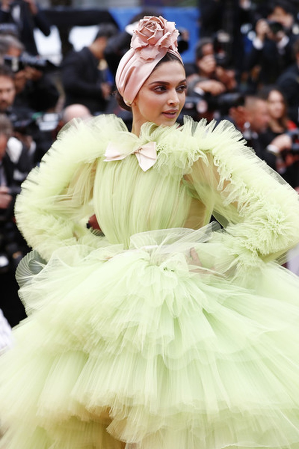 Deepika Padukone đẹp lộng lẫy tại Cannes - 2 Deepika Padukone đẹp lộng lẫy tại Cannes - 2