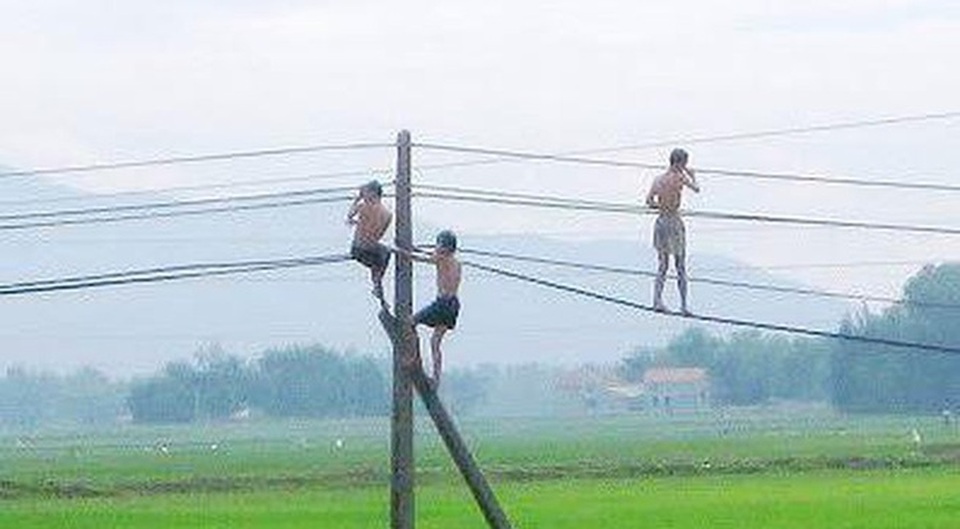 Đu dây điện để nhảy tắm ao, 2 cháu bé tử vong thương tâm - 1 Đu dây điện để nhảy tắm ao, 2 cháu bé tử vong thương tâm - 1
