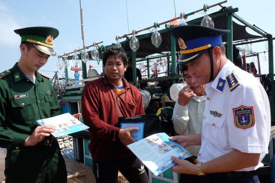 Cảnh sát biển đồng hành với ngư dân đảo tiền tiêu - 1 Cảnh sát biển đồng hành với ngư dân đảo tiền tiêu - 1