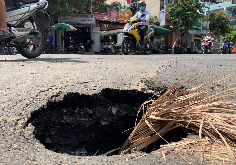 “Hố tử thần” xuất hiện ở trung tâm Sài Gòn, nhiều người tai nạn oan - 2 “Hố tử thần” xuất hiện ở trung tâm Sài Gòn, nhiều người tai nạn oan - 2