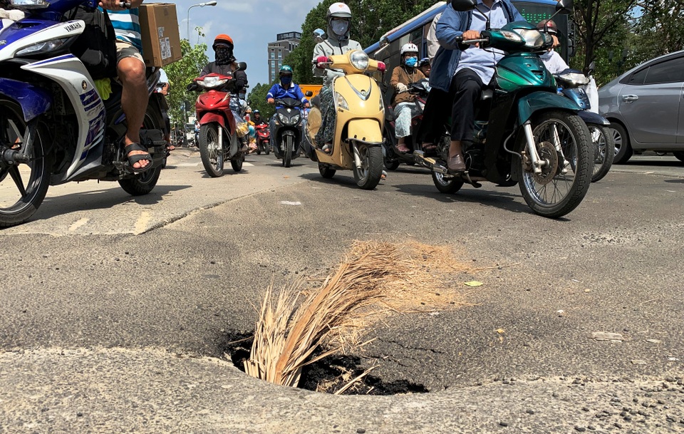 “Hố tử thần” xuất hiện ở trung tâm Sài Gòn, nhiều người tai nạn oan - 1 “Hố tử thần” xuất hiện ở trung tâm Sài Gòn, nhiều người tai nạn oan - 1