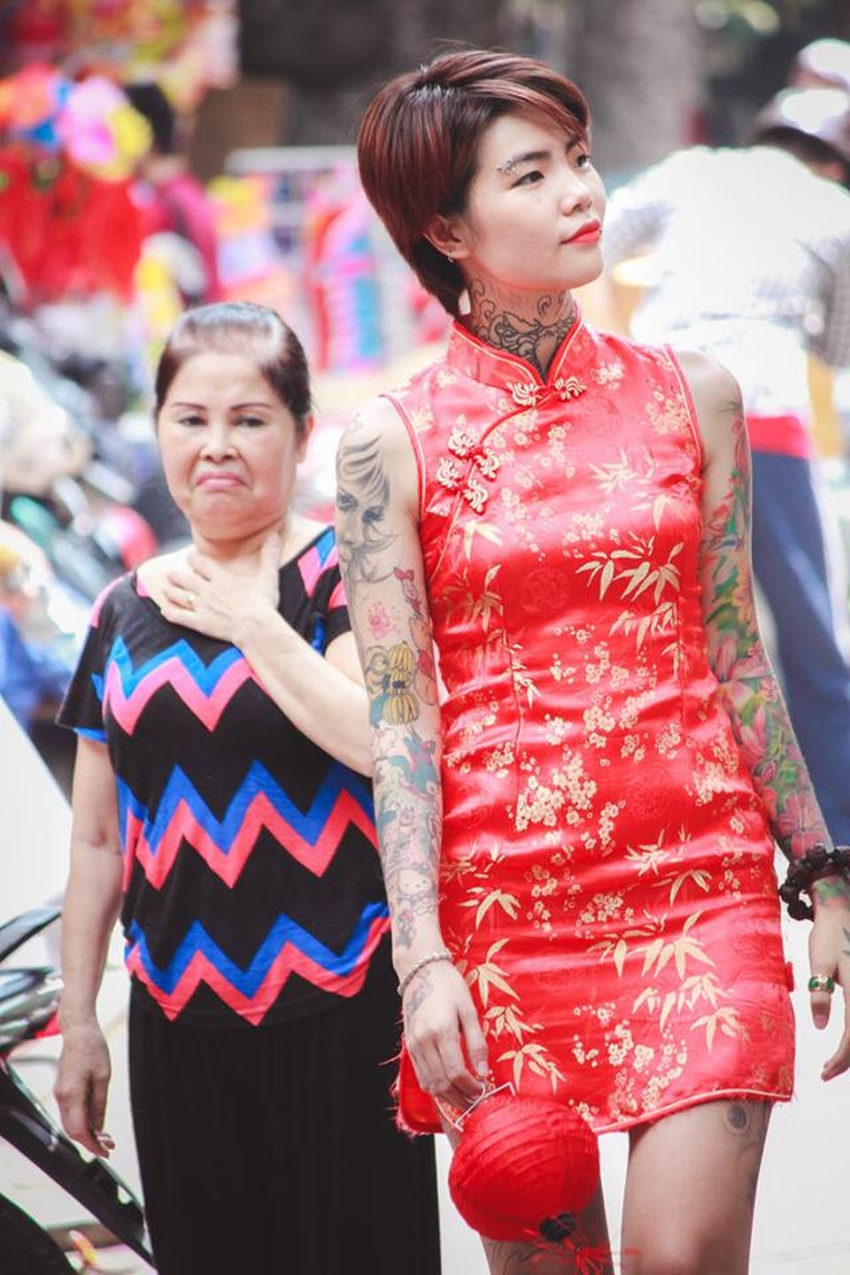 Nữ thợ xăm gốc Hưng Yên nhận vô số lời xì xào thô tục vì dính mực toàn thân - 2 Nữ thợ xăm gốc Hưng Yên nhận vô số lời xì xào thô tục vì dính mực toàn thân - 2