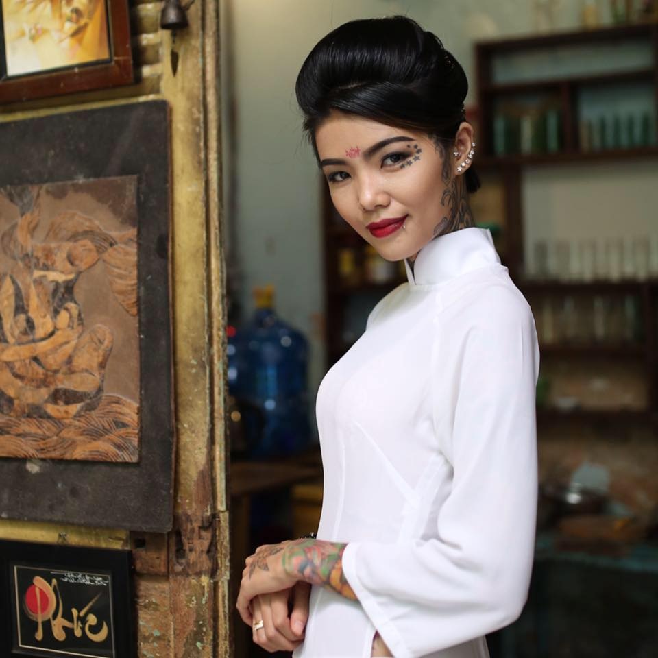 Nữ thợ xăm gốc Hưng Yên nhận vô số lời xì xào thô tục vì dính mực toàn thân - 4 Nữ thợ xăm gốc Hưng Yên nhận vô số lời xì xào thô tục vì dính mực toàn thân - 4