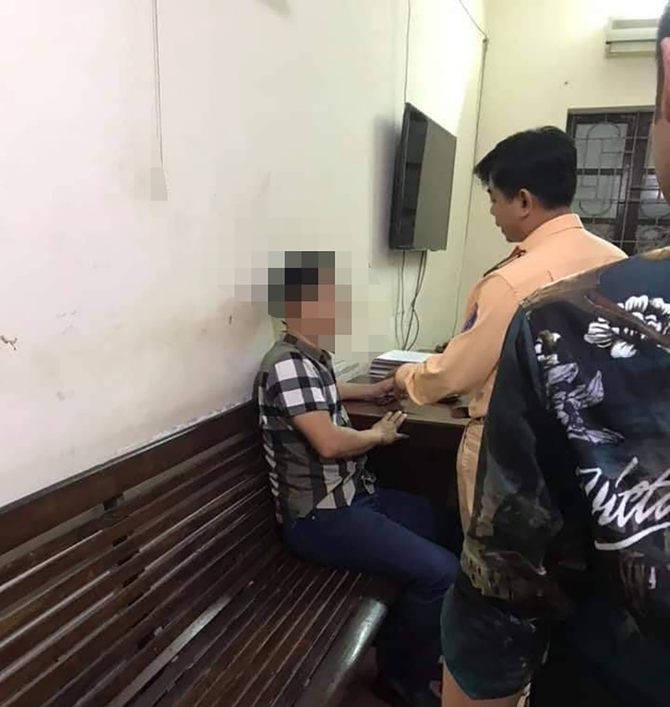 Nghi vấn cán bộ Sở Xây dựng say xỉn lái xe đâm bị thương 2 học sinh - 4 Nghi vấn cán bộ Sở Xây dựng say xỉn lái xe đâm bị thương 2 học sinh - 4