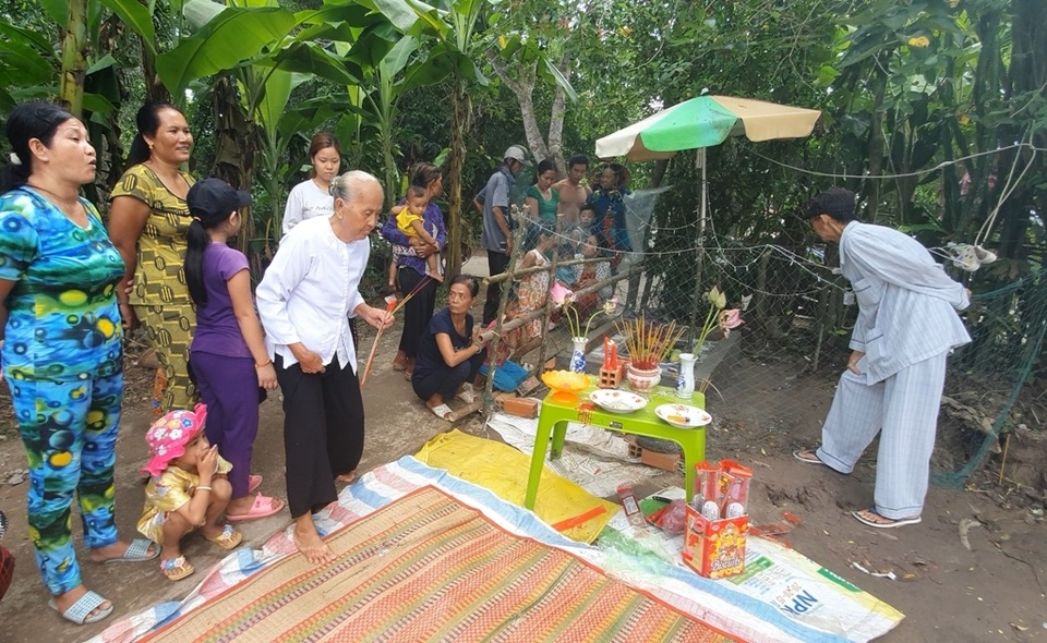 Tin bông hoa lạ là hoa thần, hàng trăm người đến xì xụp cúng bái - 5 Tin bông hoa lạ là hoa thần, hàng trăm người đến xì xụp cúng bái - 5