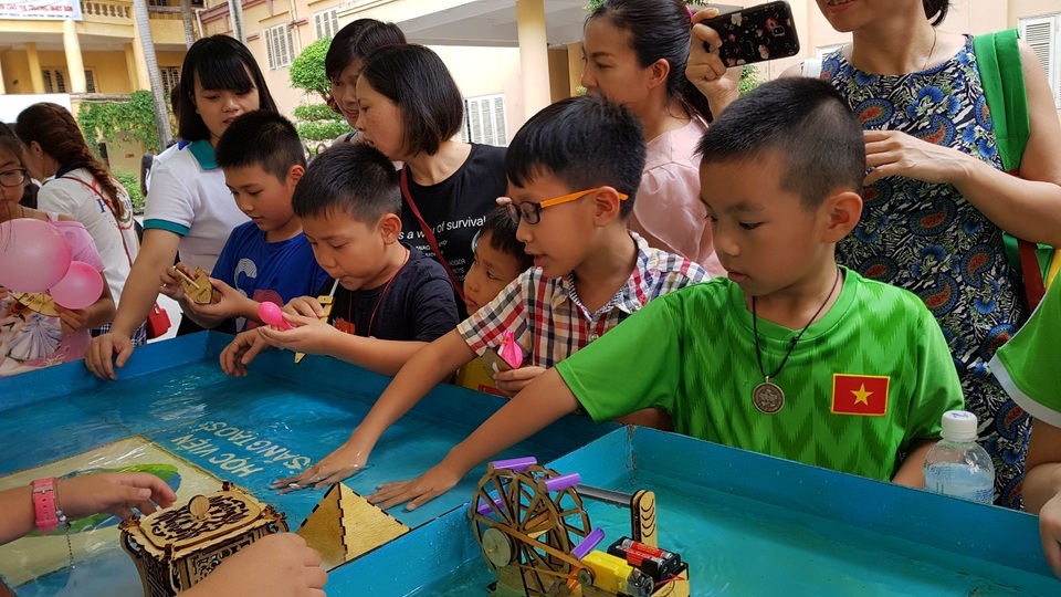Ngày hội STEM 2019: Học sinh ngỡ ngàng với các thí nghiệm hóa học lạ mắt - 1 Ngày hội STEM 2019: Học sinh ngỡ ngàng với các thí nghiệm hóa học lạ mắt - 1