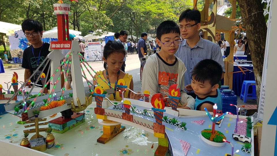 Ngày hội STEM 2019: Học sinh ngỡ ngàng với các thí nghiệm hóa học lạ mắt - 2 Ngày hội STEM 2019: Học sinh ngỡ ngàng với các thí nghiệm hóa học lạ mắt - 2