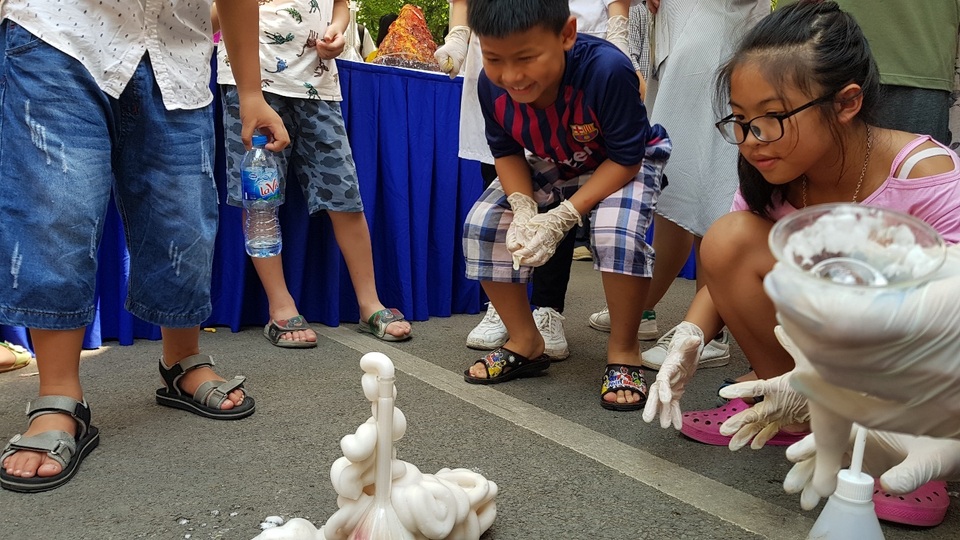 Ngày hội STEM 2019: Học sinh ngỡ ngàng với các thí nghiệm hóa học lạ mắt - 3 Ngày hội STEM 2019: Học sinh ngỡ ngàng với các thí nghiệm hóa học lạ mắt - 3