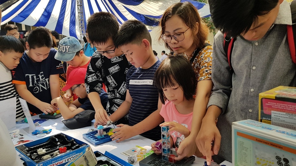 Ngày hội STEM 2019: Học sinh ngỡ ngàng với các thí nghiệm hóa học lạ mắt - 4 Ngày hội STEM 2019: Học sinh ngỡ ngàng với các thí nghiệm hóa học lạ mắt - 4