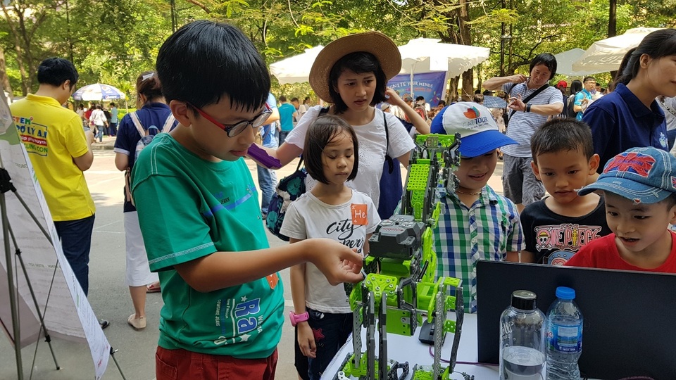 Ngày hội STEM 2019: Học sinh ngỡ ngàng với các thí nghiệm hóa học lạ mắt - 5 Ngày hội STEM 2019: Học sinh ngỡ ngàng với các thí nghiệm hóa học lạ mắt - 5