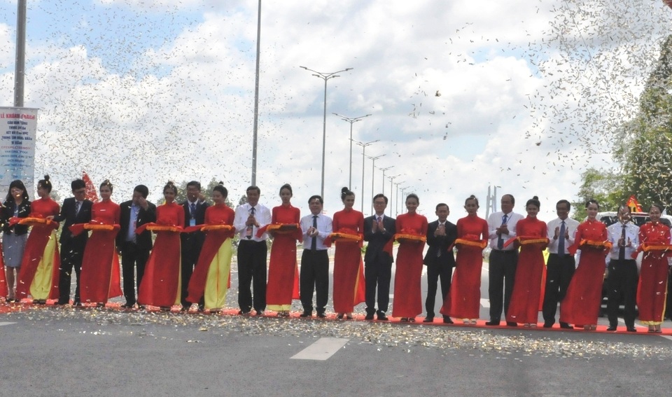 Thông xe cầu Vàm Cống, góp phần tháo gỡ điểm nghẽn giao thông miền Tây - 3 Thông xe cầu Vàm Cống, góp phần tháo gỡ điểm nghẽn giao thông miền Tây - 3