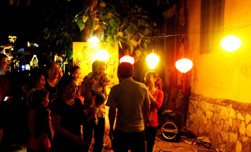 Du khách tham quan Hội AN lễ Phật đản Du khách tham quan Hội AN lễ Phật đản