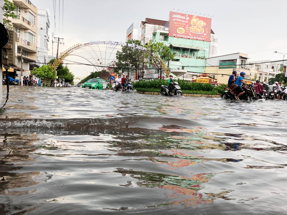 Mưa trắng trời hơn 2 giờ, đường phố Bạc Liêu thành sông - 4 Mưa trắng trời hơn 2 giờ, đường phố Bạc Liêu thành sông - 4