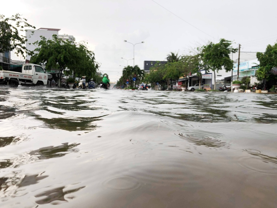 Mưa trắng trời hơn 2 giờ, đường phố Bạc Liêu thành sông - 2 Mưa trắng trời hơn 2 giờ, đường phố Bạc Liêu thành sông - 2