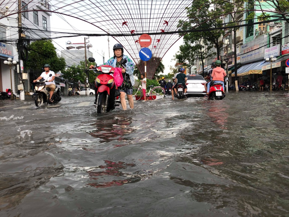 Mưa trắng trời hơn 2 giờ, đường phố Bạc Liêu thành sông - 3 Mưa trắng trời hơn 2 giờ, đường phố Bạc Liêu thành sông - 3