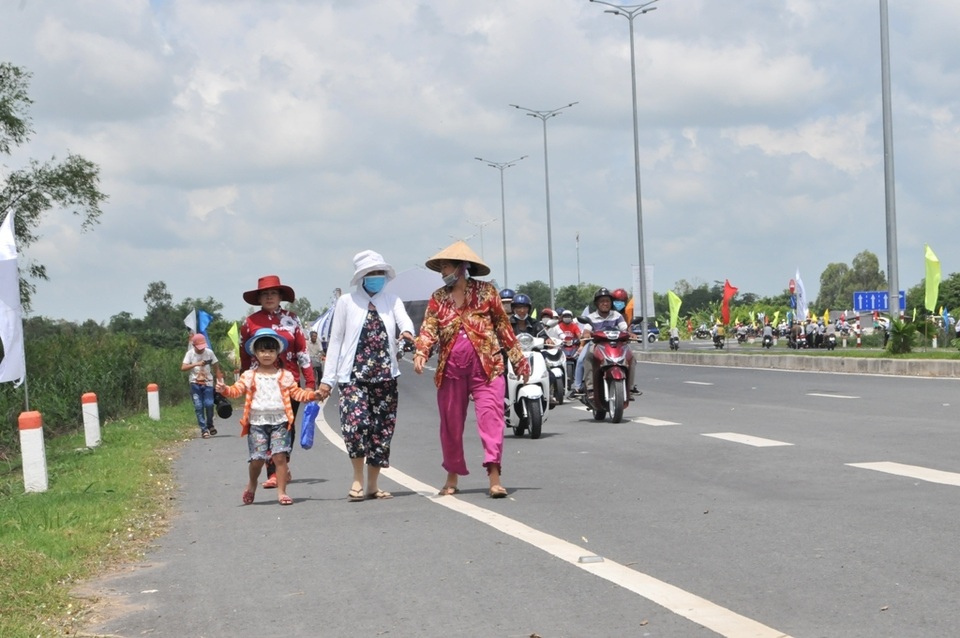 Thông xe cầu Vàm Cống, góp phần tháo gỡ điểm nghẽn giao thông miền Tây - 8 Thông xe cầu Vàm Cống, góp phần tháo gỡ điểm nghẽn giao thông miền Tây - 8