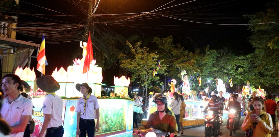 Du khách tham quan Hội AN lễ Phật đản Du khách tham quan Hội AN lễ Phật đản