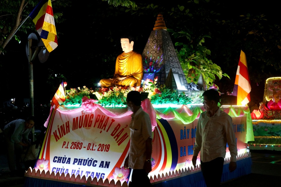 Du khách tham quan Hội AN lễ Phật đản Du khách tham quan Hội AN lễ Phật đản