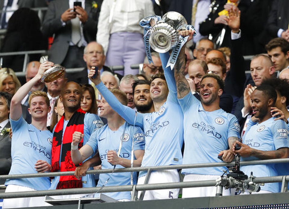 Khoảnh khắc Man City nhận cúp bạc của FA Cup - 2 Khoảnh khắc Man City nhận cúp bạc của FA Cup - 2