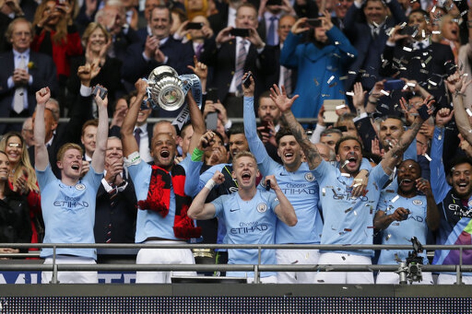 Khoảnh khắc Man City nhận cúp bạc của FA Cup - 1 Khoảnh khắc Man City nhận cúp bạc của FA Cup - 1