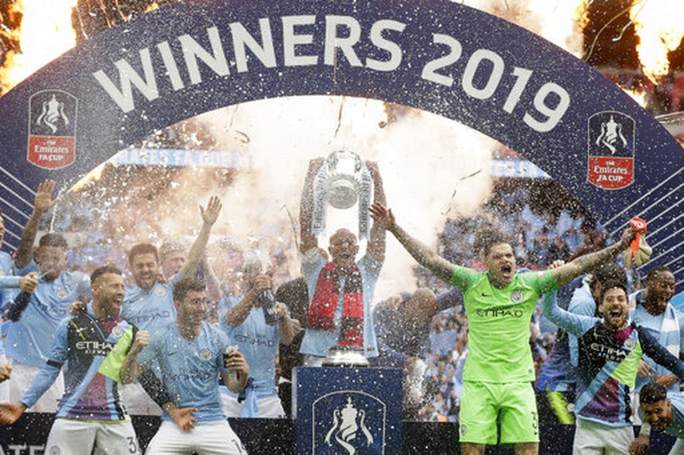Khoảnh khắc Man City nhận cúp bạc của FA Cup - 3 Khoảnh khắc Man City nhận cúp bạc của FA Cup - 3