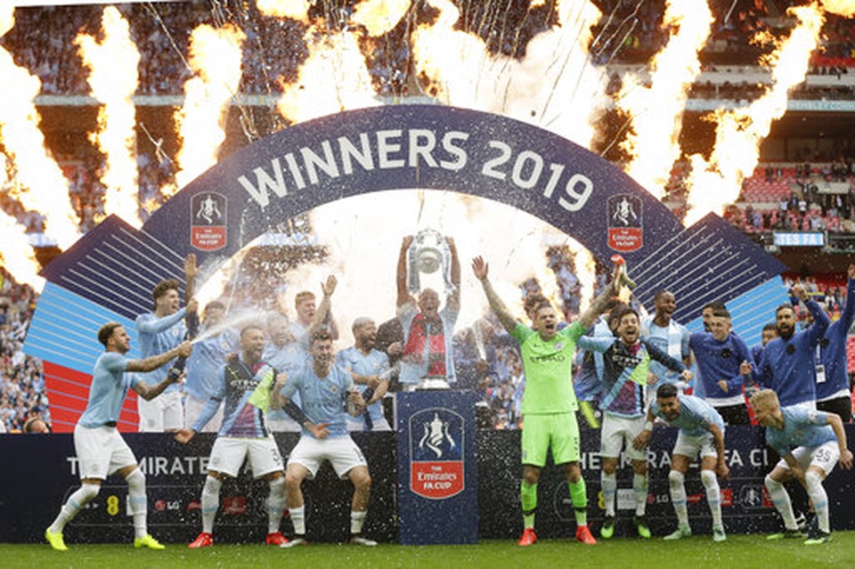 Khoảnh khắc Man City nhận cúp bạc của FA Cup - 4 Khoảnh khắc Man City nhận cúp bạc của FA Cup - 4