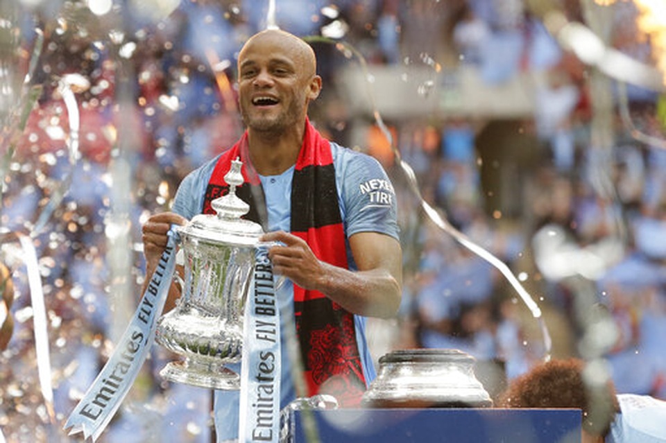 Khoảnh khắc Man City nhận cúp bạc của FA Cup - 11 Khoảnh khắc Man City nhận cúp bạc của FA Cup - 11