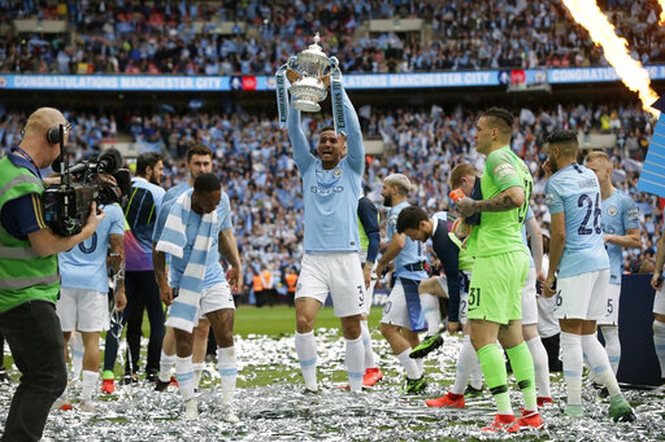 Khoảnh khắc Man City nhận cúp bạc của FA Cup - 8 Khoảnh khắc Man City nhận cúp bạc của FA Cup - 8