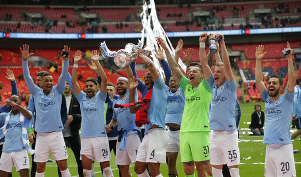 Khoảnh khắc Man City nhận cúp bạc của FA Cup - 12 Khoảnh khắc Man City nhận cúp bạc của FA Cup - 12