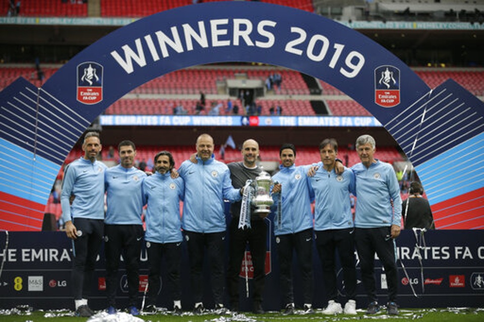 Khoảnh khắc Man City nhận cúp bạc của FA Cup - 5 Khoảnh khắc Man City nhận cúp bạc của FA Cup - 5