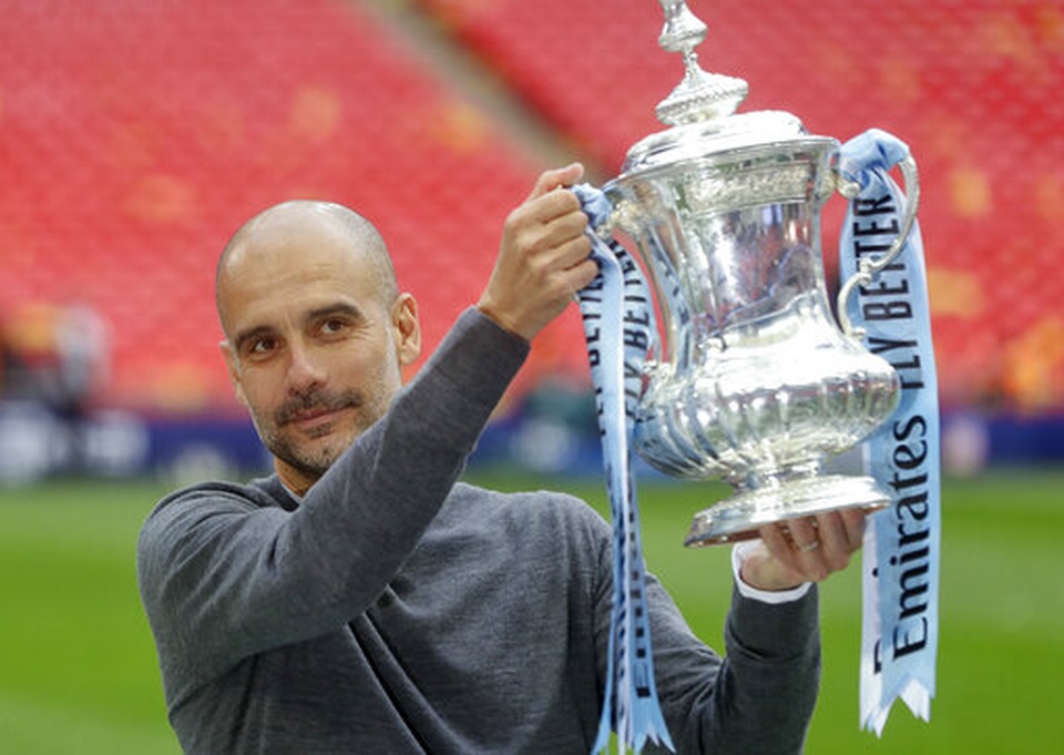 Khoảnh khắc Man City nhận cúp bạc của FA Cup - 7 Khoảnh khắc Man City nhận cúp bạc của FA Cup - 7