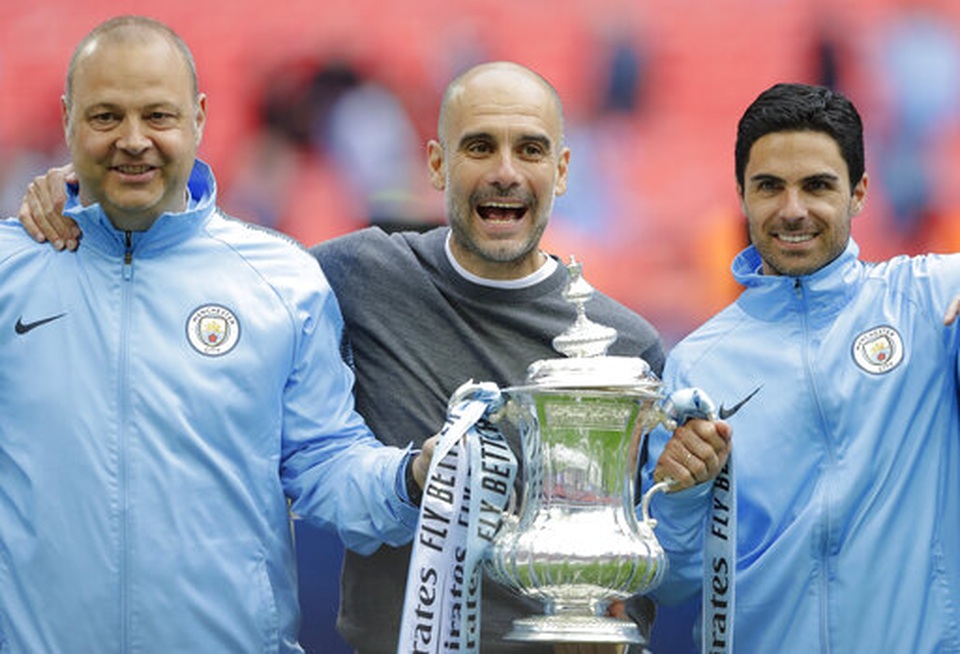 Khoảnh khắc Man City nhận cúp bạc của FA Cup - 6 Khoảnh khắc Man City nhận cúp bạc của FA Cup - 6