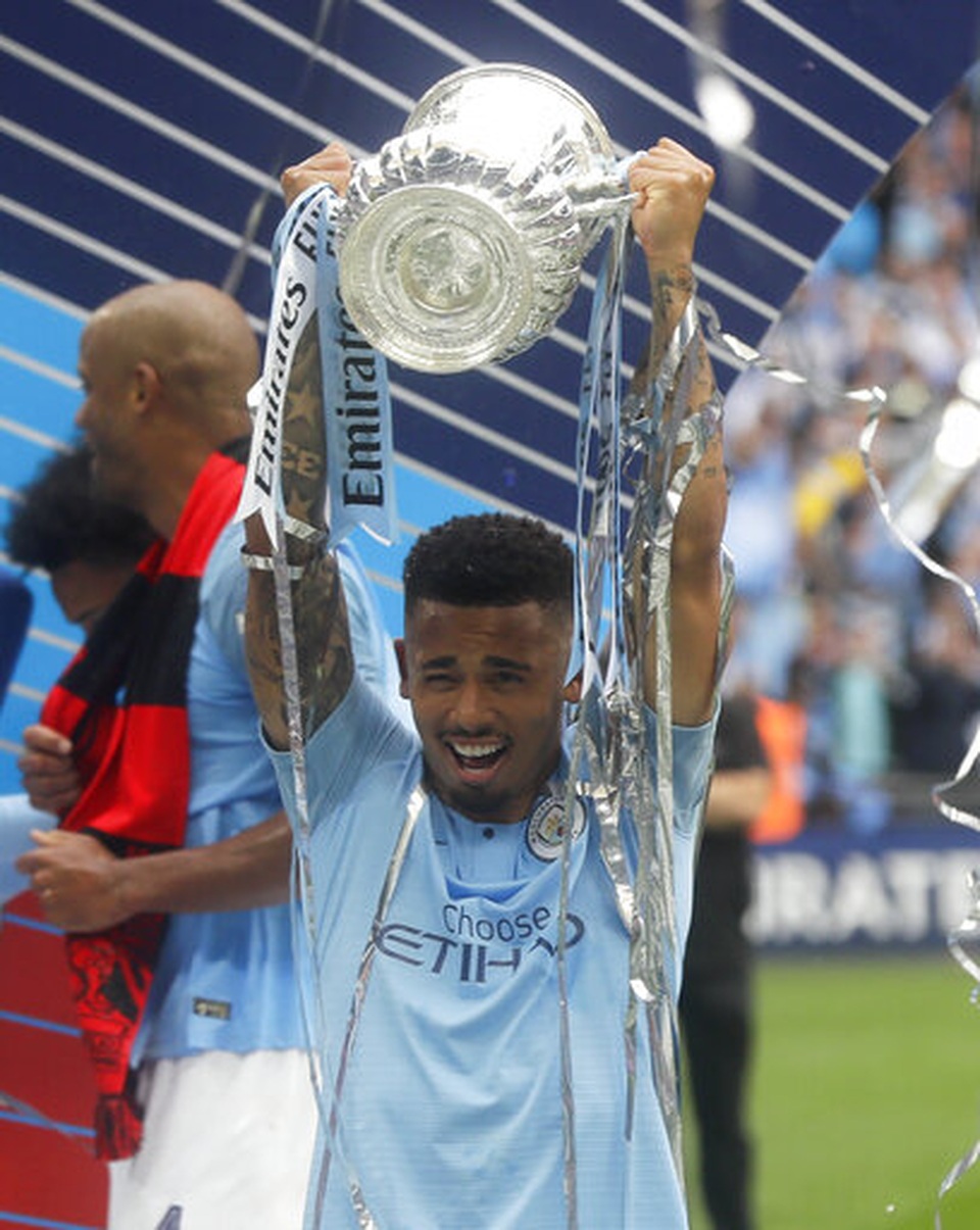 Khoảnh khắc Man City nhận cúp bạc của FA Cup - 10 Khoảnh khắc Man City nhận cúp bạc của FA Cup - 10