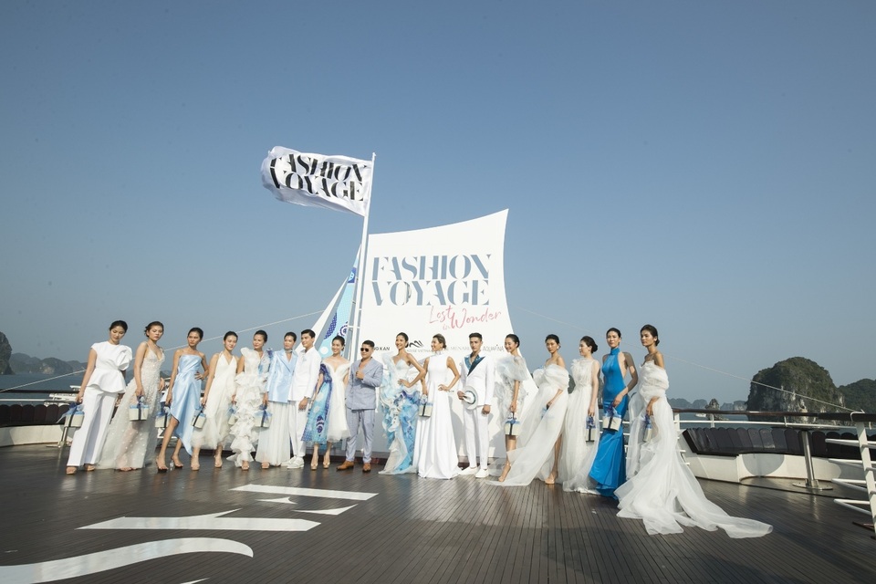 Khi thời trang thuần khiết cùng Aquafina lên ngôi trên sàn catwalk 5 sao giữa hoang đảo - 1 Khi thời trang thuần khiết cùng Aquafina lên ngôi trên sàn catwalk 5 sao giữa hoang đảo - 1