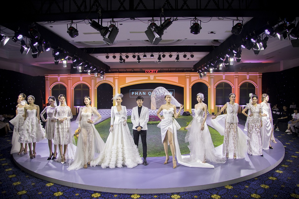Hoa hậu Paris Vũ diện đầm trắng tinh khiết làm vedette ở show thời trang cưới - 7 Hoa hậu Paris Vũ diện đầm trắng tinh khiết làm vedette ở show thời trang cưới - 7