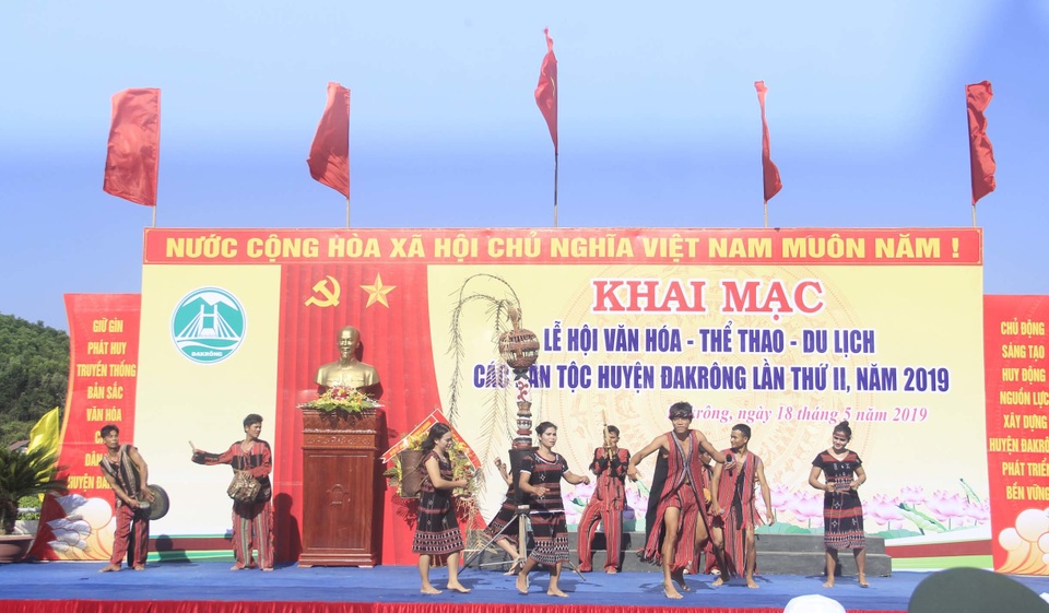 Quảng Trị: Đồng bào Vân Kiều, Pa Kô khôi phục nghề dệt thổ cẩm truyền thống - 1 Quảng Trị: Đồng bào Vân Kiều, Pa Kô khôi phục nghề dệt thổ cẩm truyền thống - 1