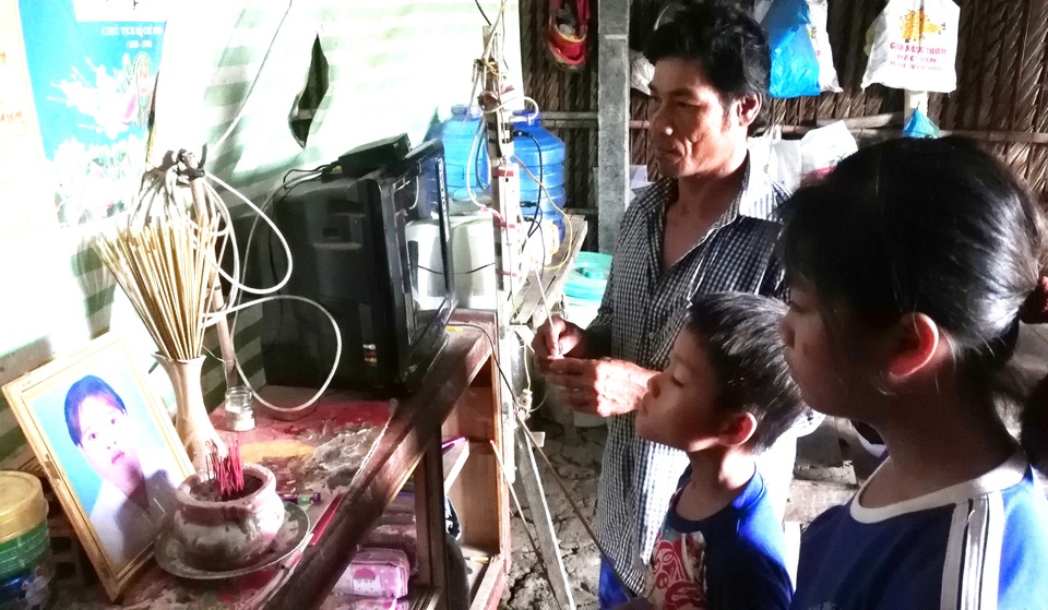 Bi đát gia cảnh người đàn ông chân sắt goá vợ gắng gượng nuôi mẹ già và 2 con - 1 Bi đát gia cảnh người đàn ông chân sắt goá vợ gắng gượng nuôi mẹ già và 2 con - 1